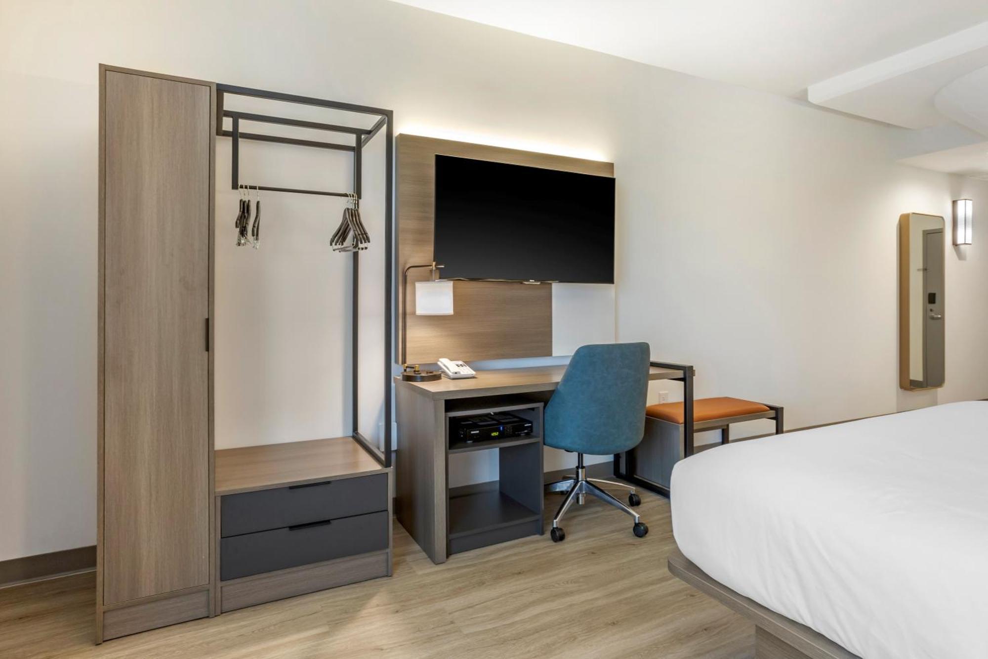Comfort Inn & Suites Newark Liberty International Airport Экстерьер фото
