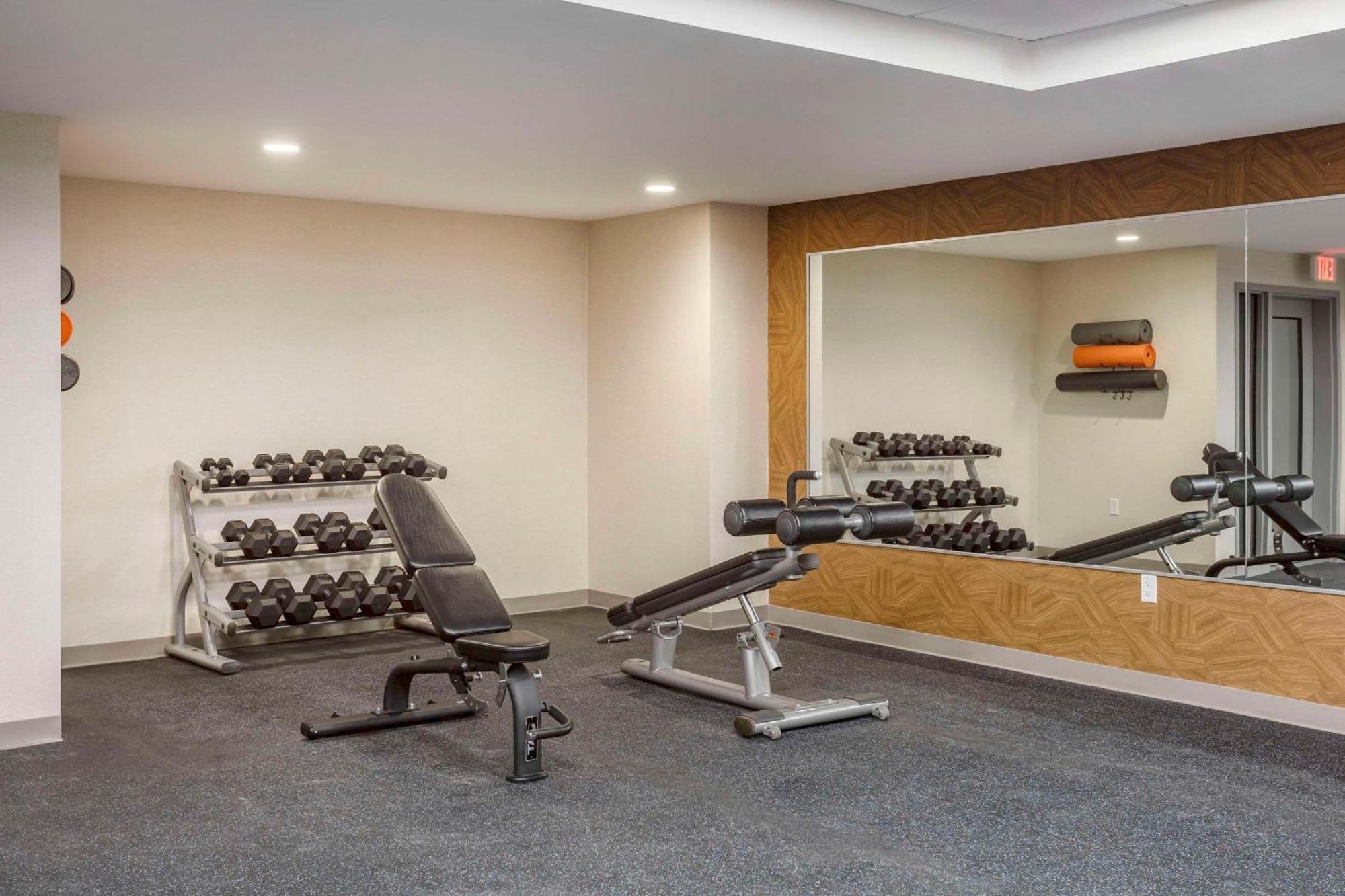 Comfort Inn & Suites Newark Liberty International Airport Экстерьер фото