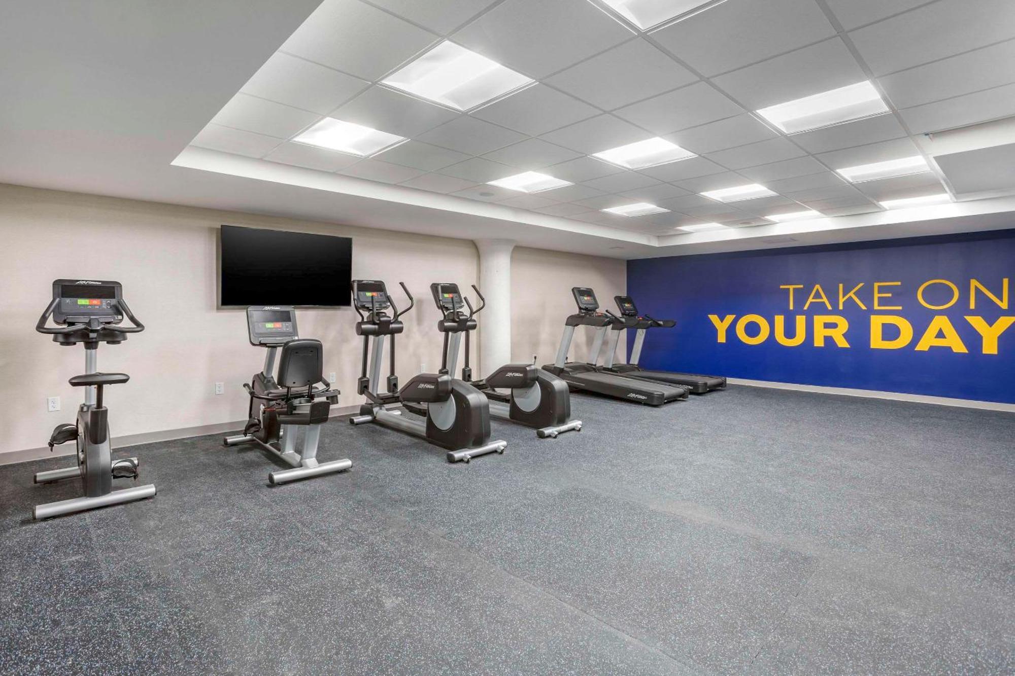 Comfort Inn & Suites Newark Liberty International Airport Экстерьер фото