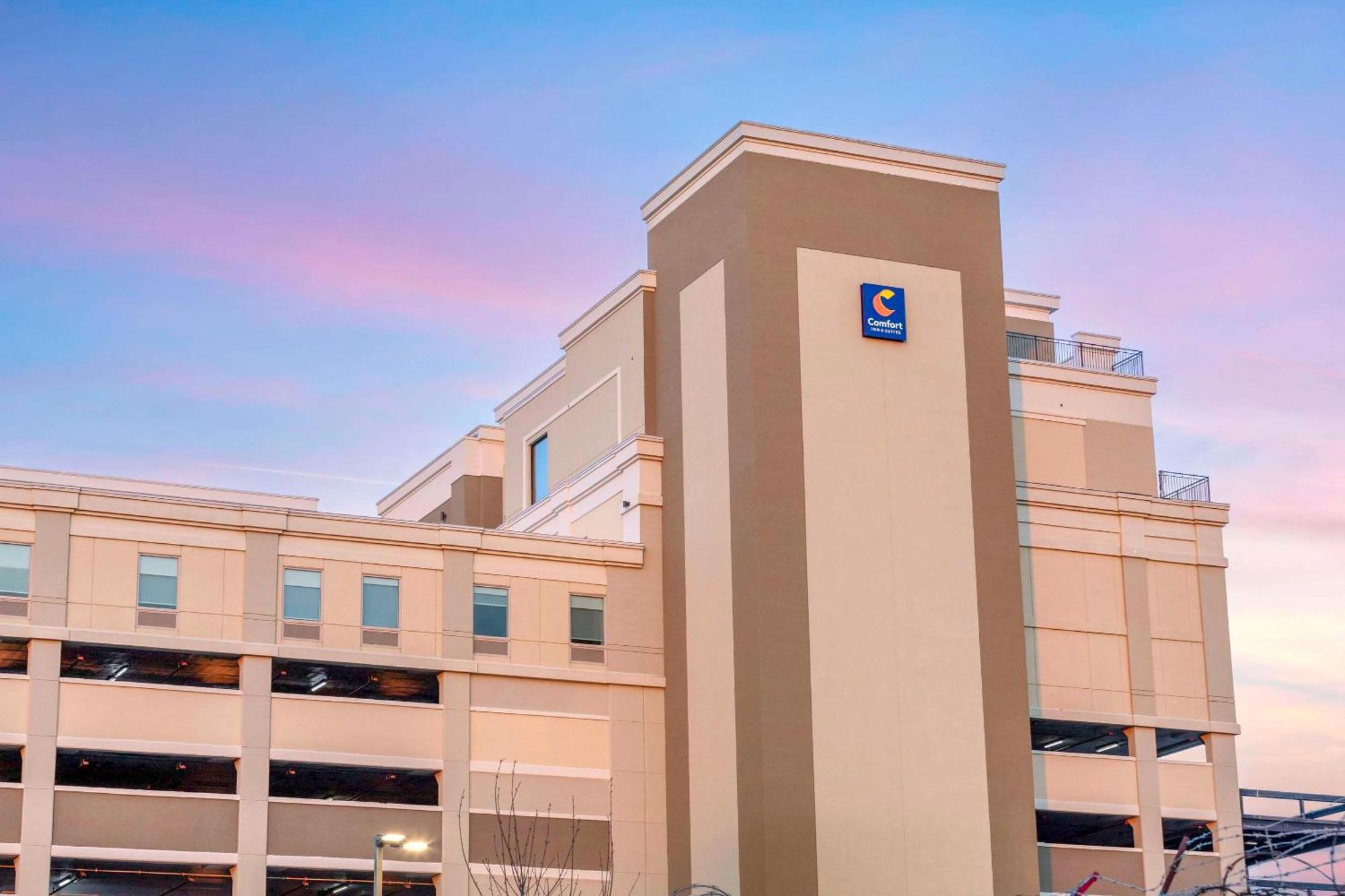 Comfort Inn & Suites Newark Liberty International Airport Экстерьер фото