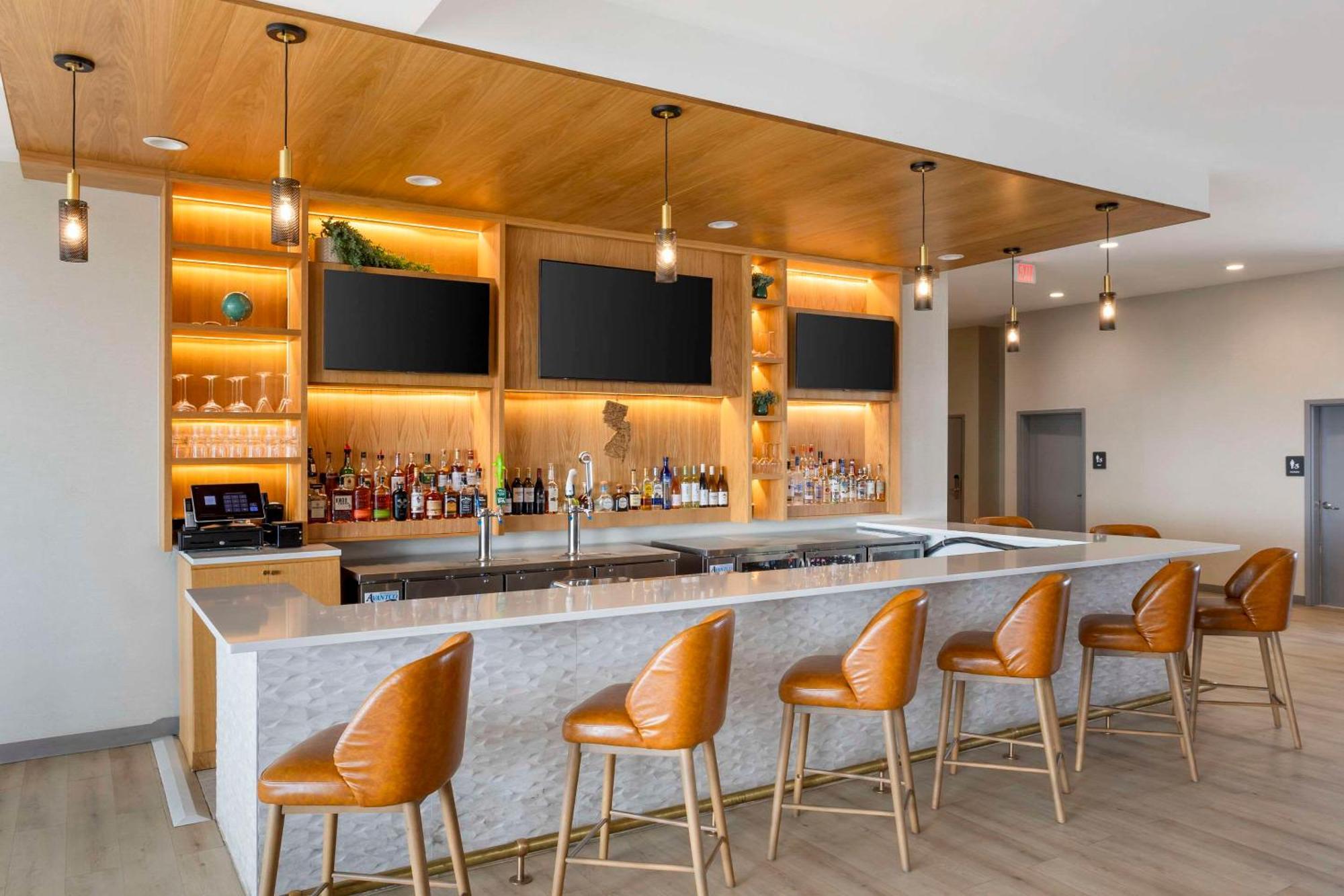 Comfort Inn & Suites Newark Liberty International Airport Экстерьер фото
