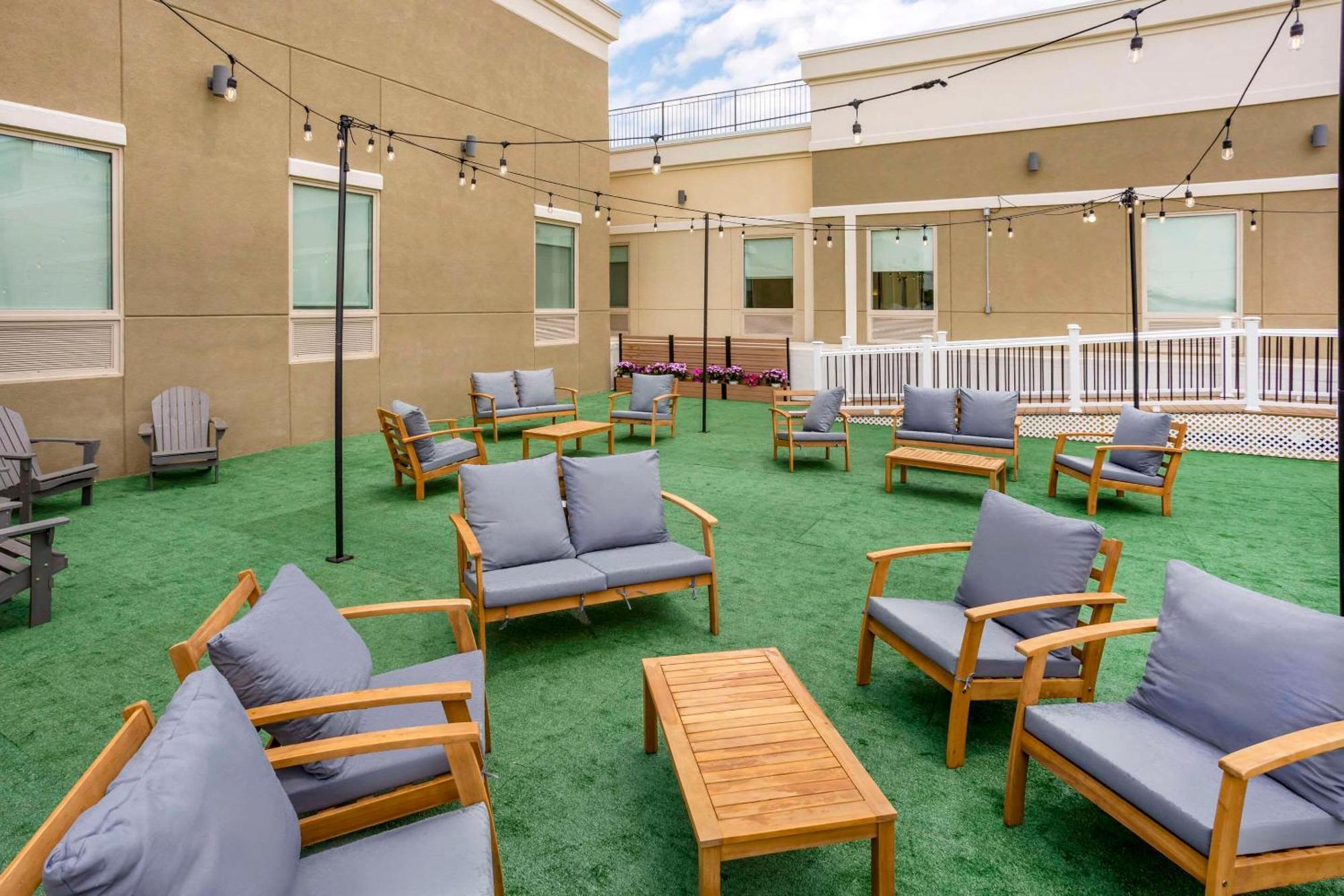 Comfort Inn & Suites Newark Liberty International Airport Экстерьер фото